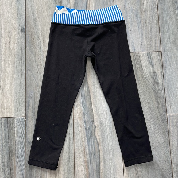 Lululemon Black Capri with Blue Floral Waist Size 4 - Picture 5 of 6